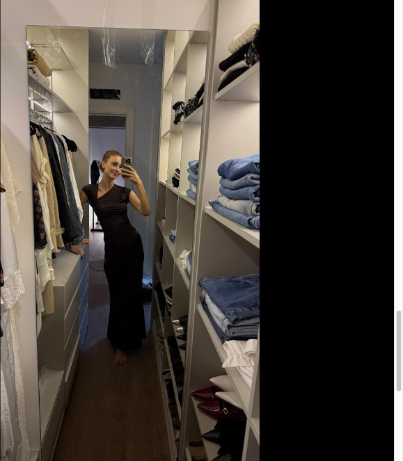 Closet com prateleiras abertas, gaveteiros e espelho de corpo inteiro