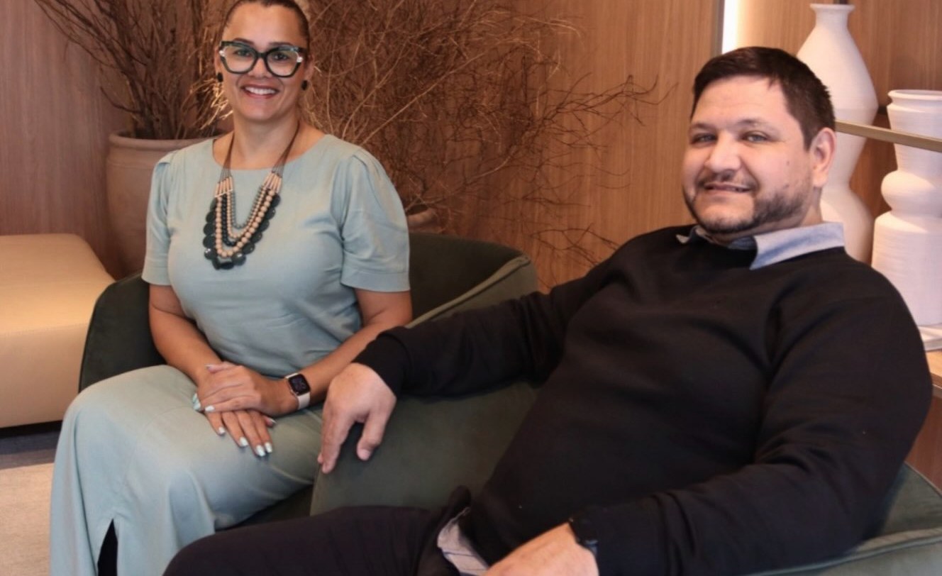 Fundadores da Berlutti Móveis no showroom