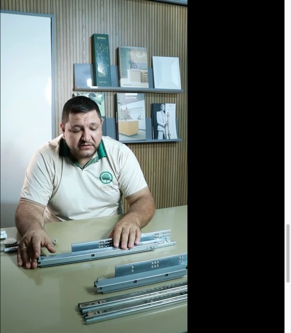 Profissional da Berlutti conferindo corrediças Blum na bancada