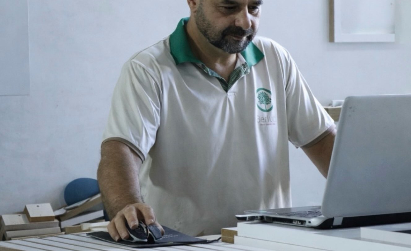 Marceneiro conferindo o projeto no computador na fábrica